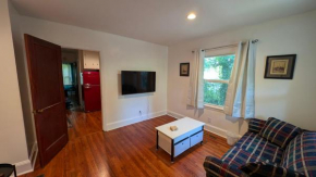 Plaid Pad - Stylish Retreat 12 min to Airport & Downtown